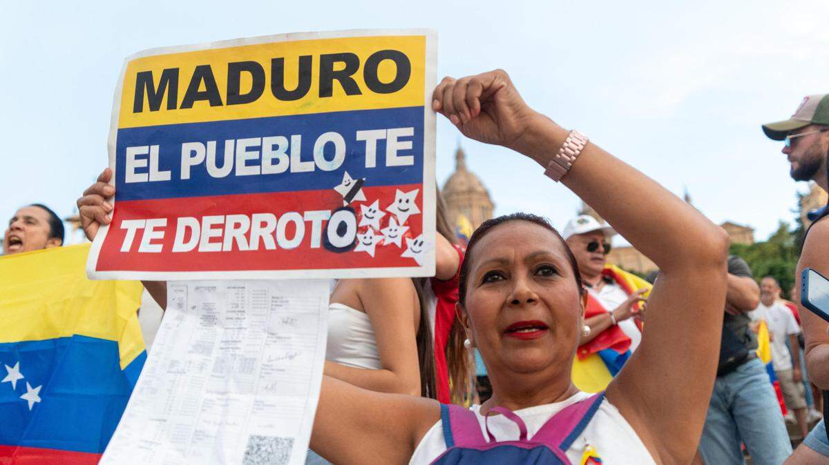 Una inmigrante venezolana participa en una protesta para denunciar el presunto fraude cometido en las elecciones presidenciales de su país, el miércoles 28 de agosto de 2024, en Barcelona, España.