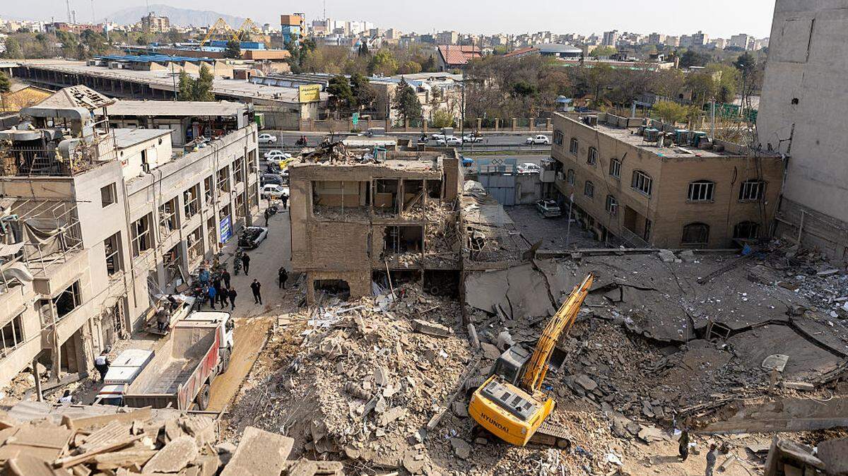 Vista de una comisaría de policía que fue destruida por un ataque aéreo en el barrio de Khani Abad, en Teherán, Irán, el 14 de marzo de 2026. 