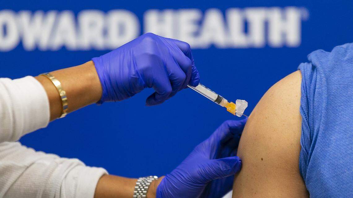 Una persona recibe la vacuna contra el COVID-19 en el Broward Health Imperial Point en Fort Lauderdale, Florida, el 23 de diciembre de 2020.