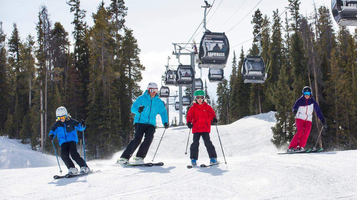 Durante esta época y hasta la primavera muchos esquiadores y snowboarders profesionales de Argentina, Chile y Perú trabajan la temporada con Aspen Skiing Company, una de las escuelas más prestigiosas de la nación.
