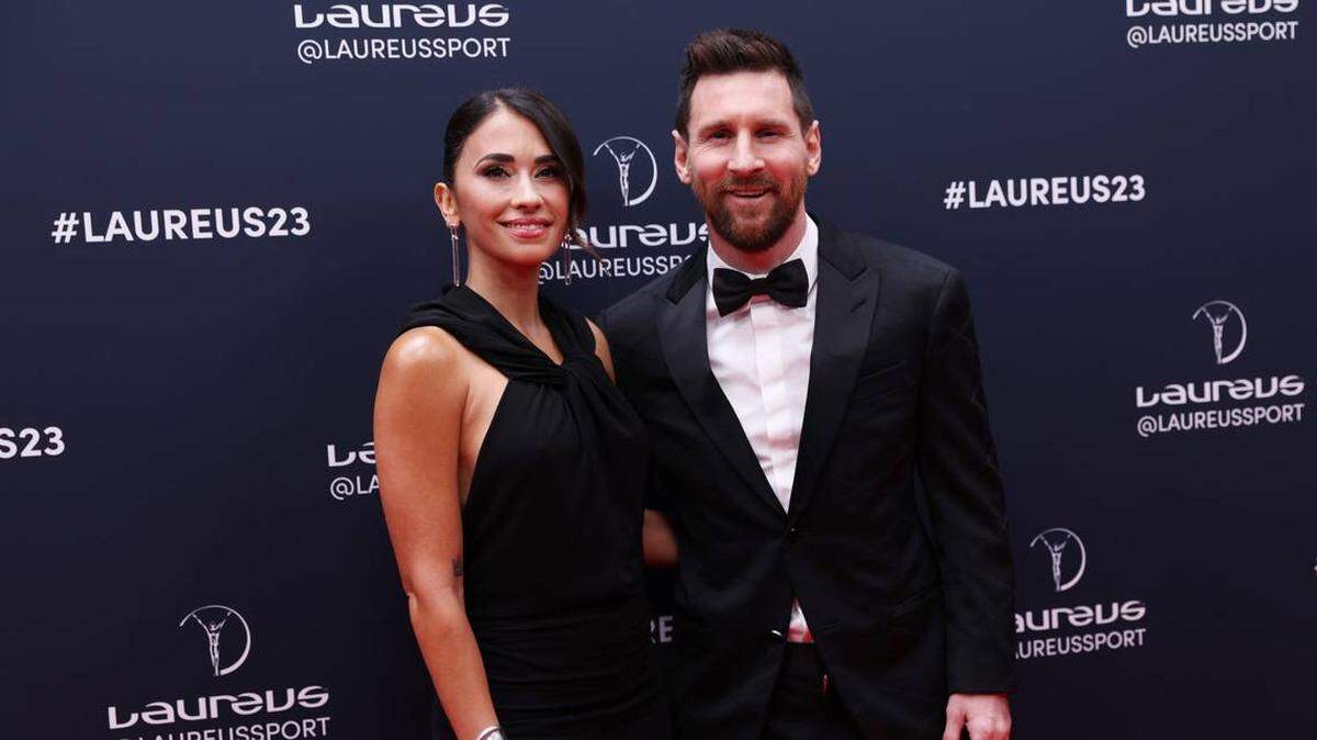 La superestrella argentina de fútbol Lionel Messi y su esposa, Antonela Roccuzzo, aparecen en la alfombra roja de la ceremonia Laureus World Sports en París, Francia, el 8 de mayo de 2023. 
