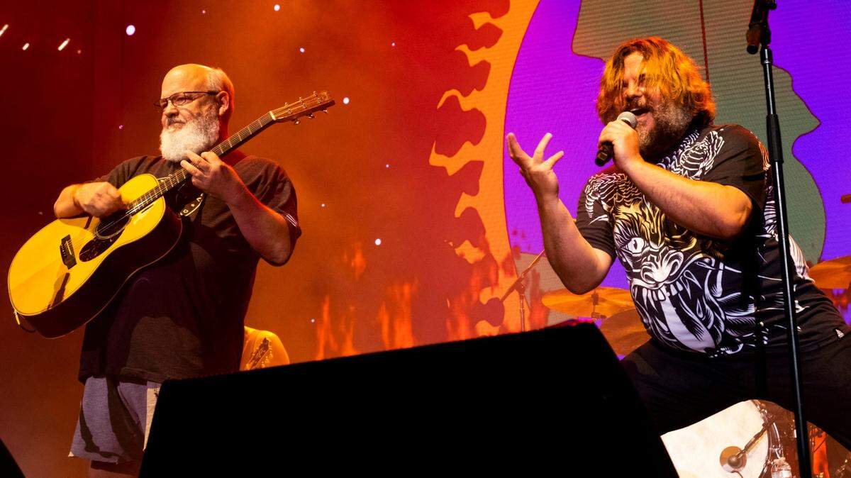 Foto de archivo. La estrella de Hollywood Jack Black (der.) canceló la gira de su banda de rock cómico Tenacious D por Australia y Nueva Zelanda, después de que su compañero Kyle Gass (izq.) hiciera una broma sobre el atentado perpetrado el fin de semana contra el expresidente y candidato republicano estadounidense, Donald Trump.