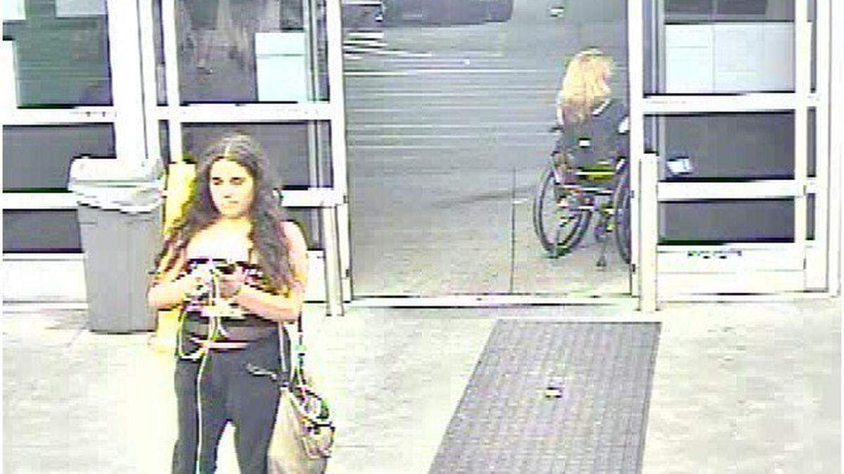La policía divulgó imágenes de un video de una cámara de vigilancia con la esperanza de poder identificar a la mujer.