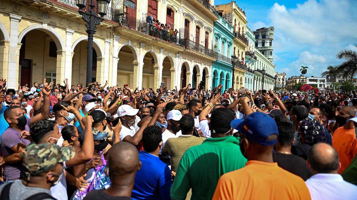 Miles de personas participaron en decenas de manifestaciones contra el gobierno cubano en diferentes ciudades de país el domingo 11 de julio de 2021. En la imagen, una manifestación frente al Capitolio de La Habana.