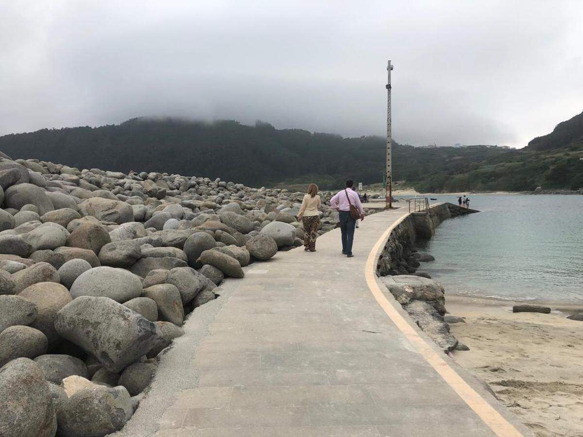 Dique en la playa de Vicedo, muy cerca de Vivero, dos tranquilos y bellos lugares para descansar frente al mar Cantábrico en Lugo, donde Galicia se encuentra a un paso de Asturias. De sus ocho playas, la de mayor ocupación son las playas de Abrela, Xilloi y Arealonga.