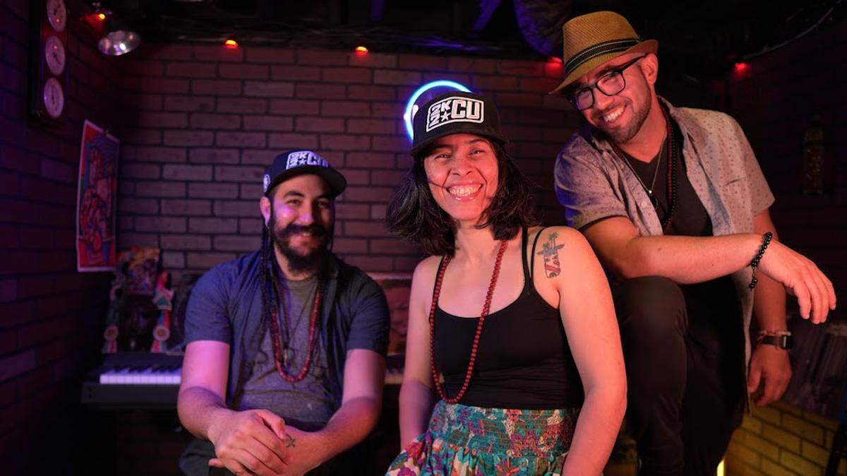 Ricky Castillo, Mayda “Mika” Cuéllar y Tomás Castellano, presentadores de LeiNaiShou, en podcast en Spotify y Apple Music y en video en YouTube y Facebook. Ellos organizan el primer festival Guagua Cuban Festival, del 20 al 22 de octubre, en Miami.