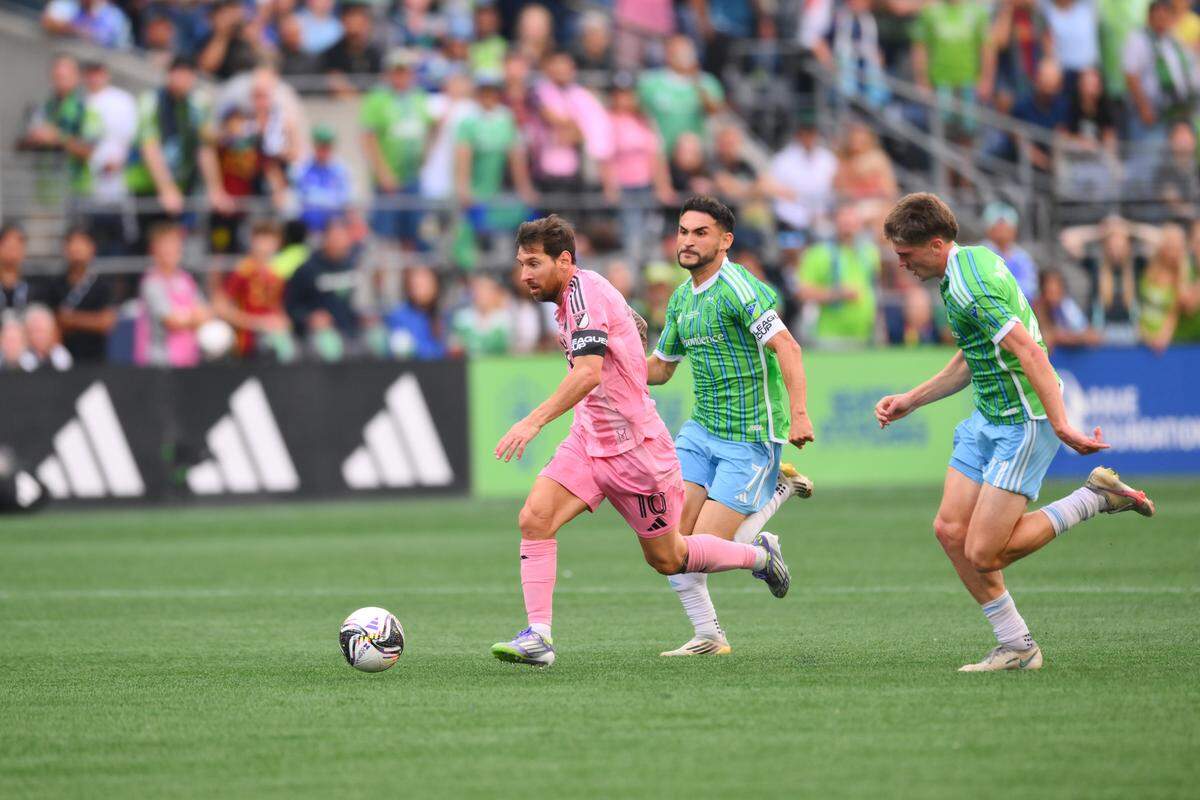 El delantero del Inter Miami Lionel Messi conduce el balón ante la defensa de los Sounders, en el partido final de la Leagues Cup celebrado el 31 de agosto de 2025 en el Lumen Field en Seattle.
