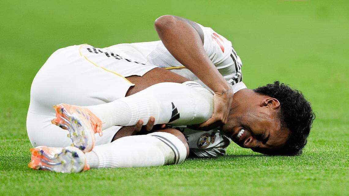 El futbolista brasileño Rodrygo sufre una rotura de ligamentos y de menisco, informó este martes su club, el Real Madrid, una grave lesión que le privará de jugar lo que resta de temporada y el Mundial de Norteamérica 2026. 