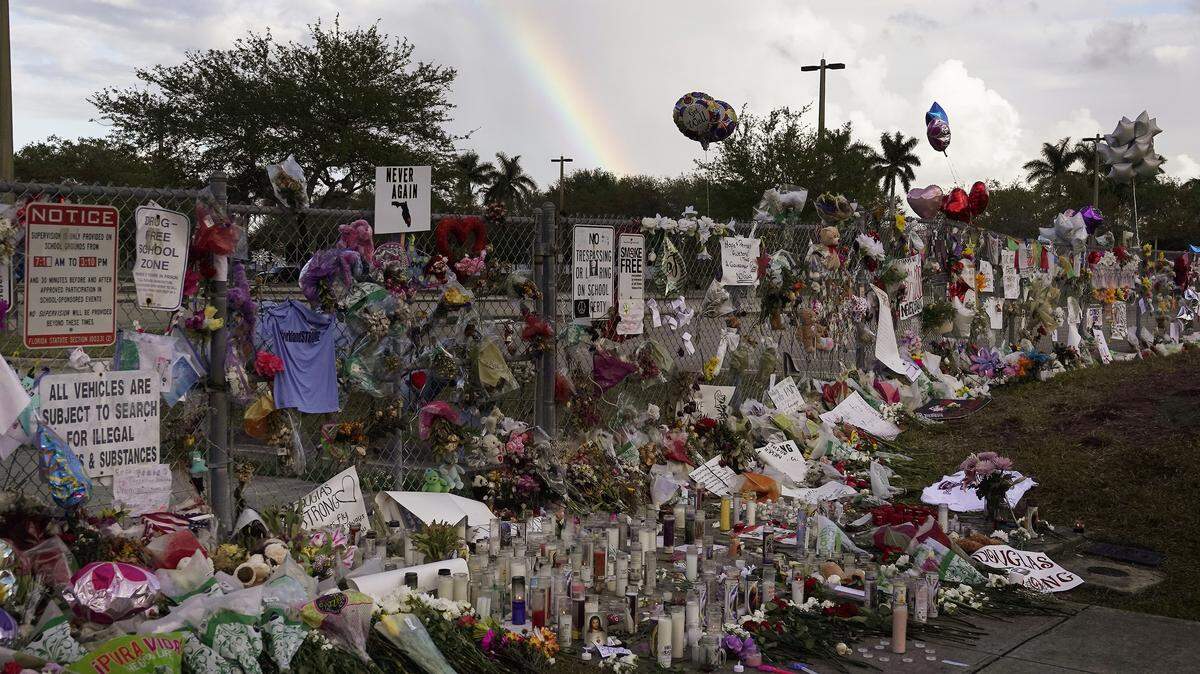 Un arcoiris se forma en el cielo sobre la escuela Marjory Stoneman Douglas, en Parkland, el 26 de febrero del 2018. 