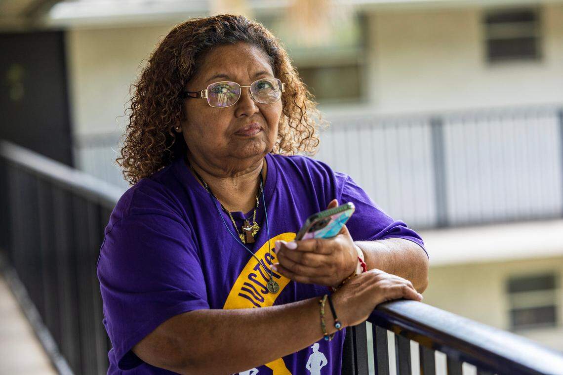 María Elena Hernández, inmigrante nicaragüense, posa en su casa en el condado de Broward el 29 de mayo de 2024. Lleva muchos años viviendo en Estados Unidos y le preocupa el estatus del TPS para los nicaragüenses. Algunos inmigrantes del sur de Florida, tanto indocumentados como documentados, temen lo que podría sucederles si Trump gana las próximas elecciones.