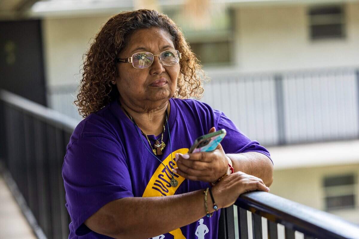 María Elena Hernández, inmigrante nicaragüense, posa en su casa en el condado de Broward el 29 de mayo de 2024. Lleva muchos años viviendo en Estados Unidos y le preocupa el estatus del TPS para los nicaragüenses. Algunos inmigrantes del sur de Florida, tanto indocumentados como documentados, temen lo que podría sucederles si Trump gana las próximas elecciones.