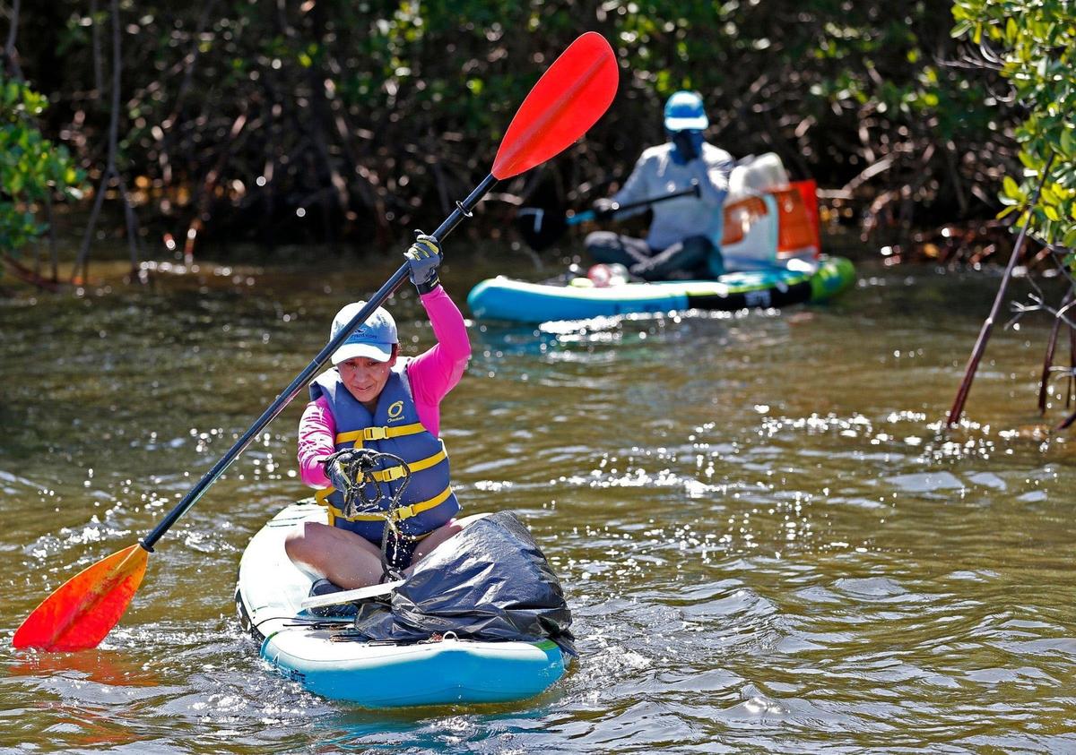 Un grupo de personas recorre las aguas del Biscayne National Park en julio como parte de una acción para proteger el parque. Este parque nacional es uno de los atractivos naturales de Miami que se pueden visitar con descuento en noviembre durante Miami Entertainment Months.&nbsp;