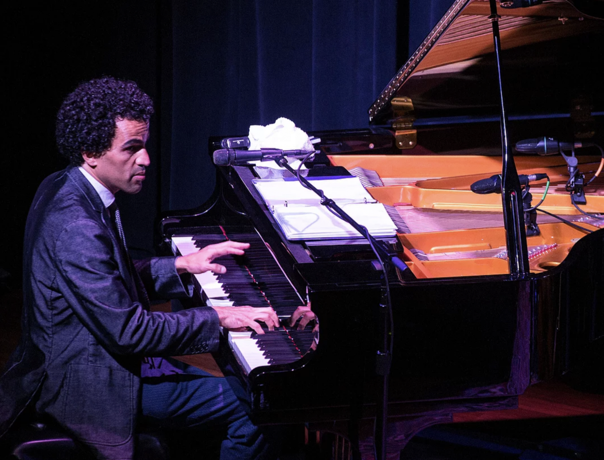 El pianista, compositor y arreglista cubano Edgar Pantoja se especializa en géneros cubanos y jazz latino.