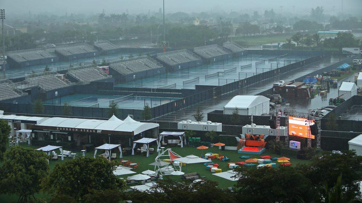 Una vista de la lluvia que cayó en el segundo día de competencia en el Miami Open que se celebra en el Hard Rock Stadium, el 19 de marzo de 2019.
