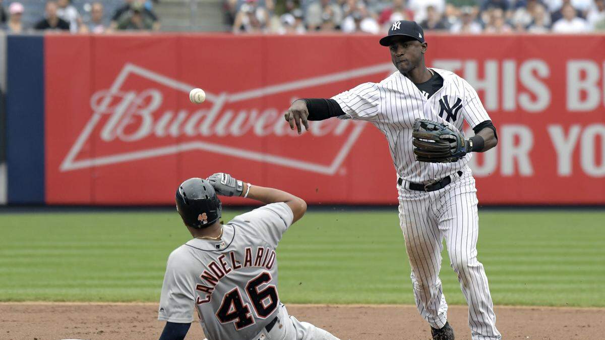 Adeiny Hechavarría intenta completar una doble matanza en un juego contra los Tigres, el 2 de septiembre de 2018 en Nueva York.