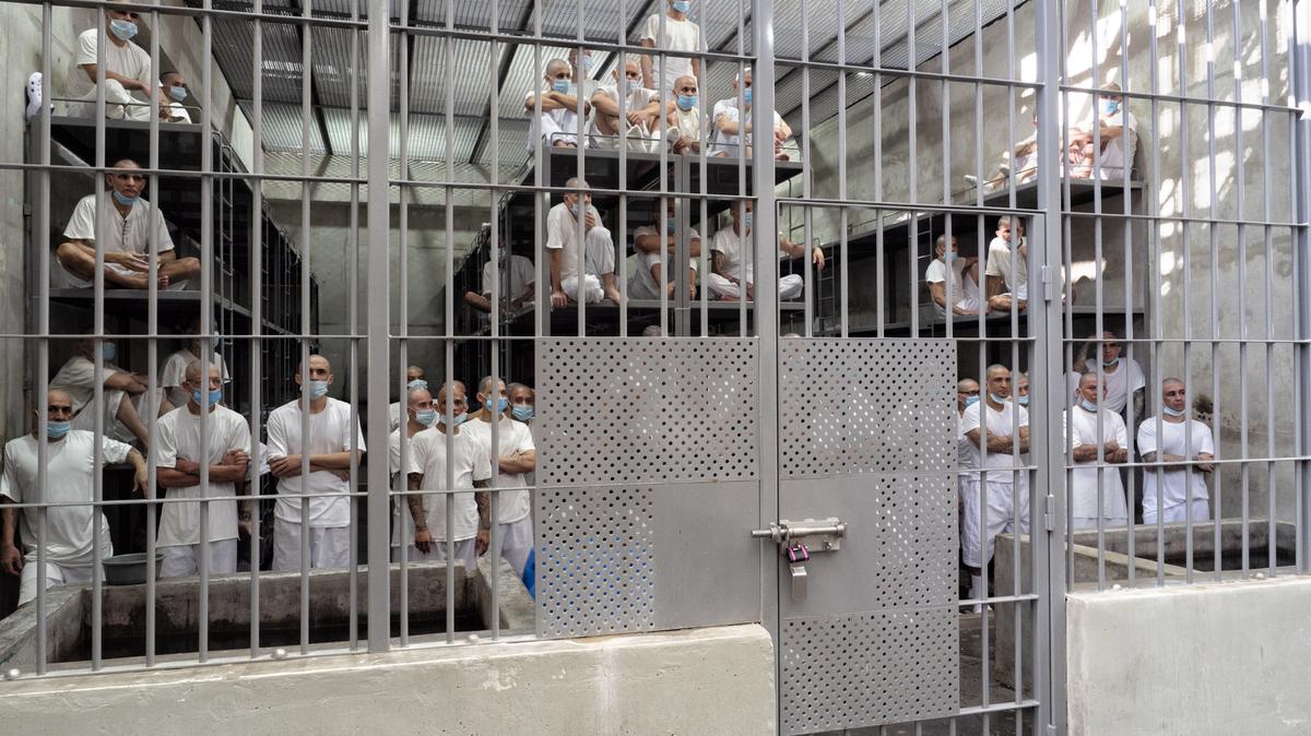 Foto de archivo del 10 de diciembre de 2024 que muestra a pandilleros detenidos en la cárcel de máxima seguridad CECOT en El Salvador.