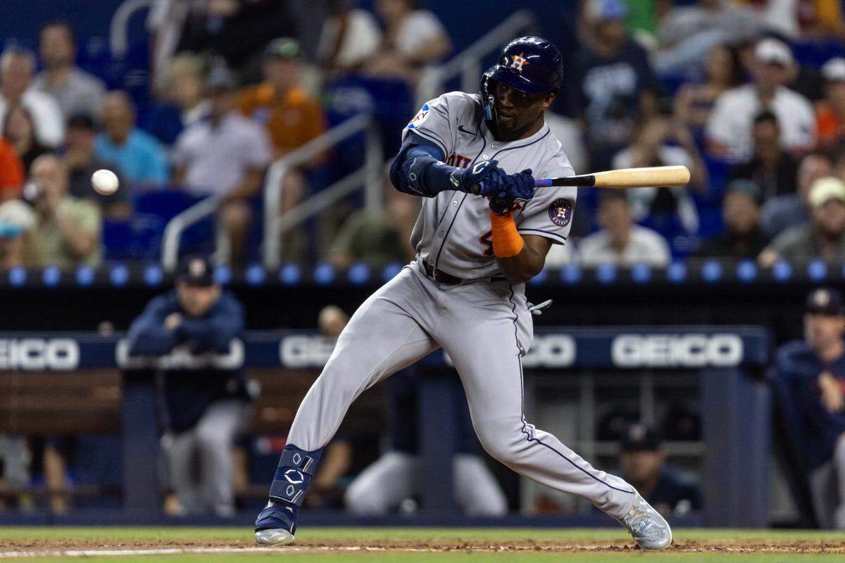 El jardinero de los Astros de Houston Jesús Sánchez batea en el tercer inning del partido ante los Marlins, celebrado el 5 de agosto de 2025 en Miami.