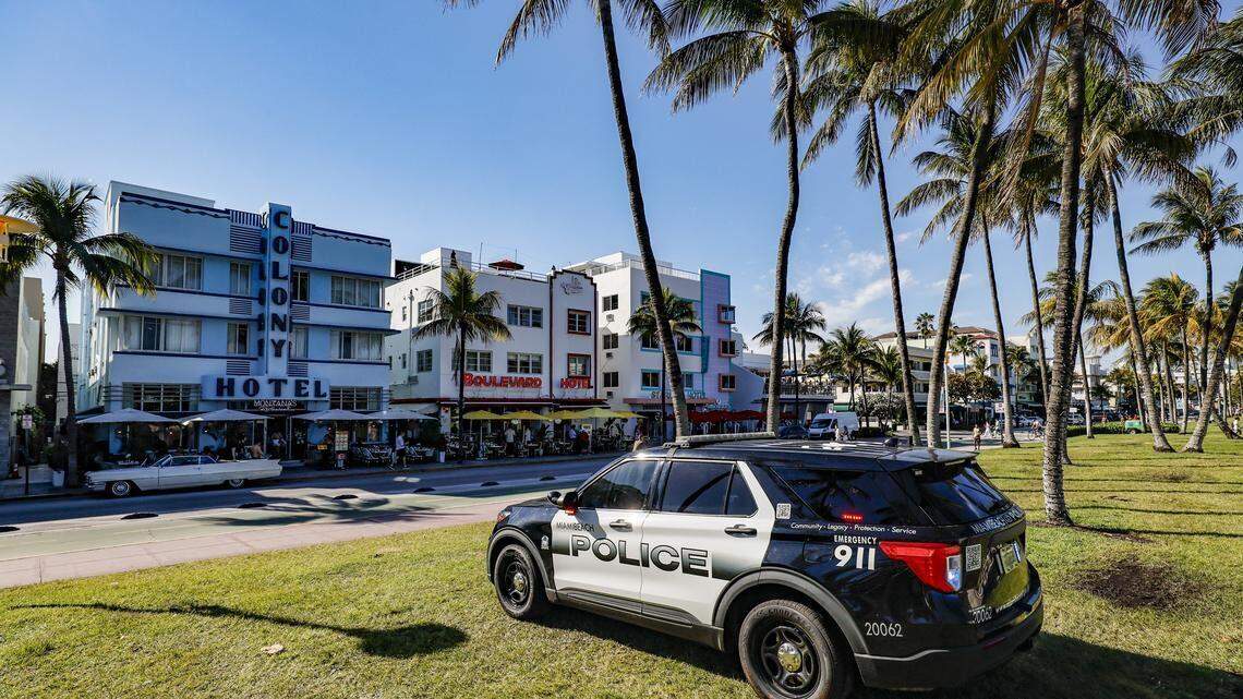 Un conductor de un servicio de transporte compartido fue encañonado por dos hombres y obligado a conducir hasta Ocean Drive, en Miami Beach; uno de los hombres se atrincheró dentro de un edificio antes de ser arrestado.