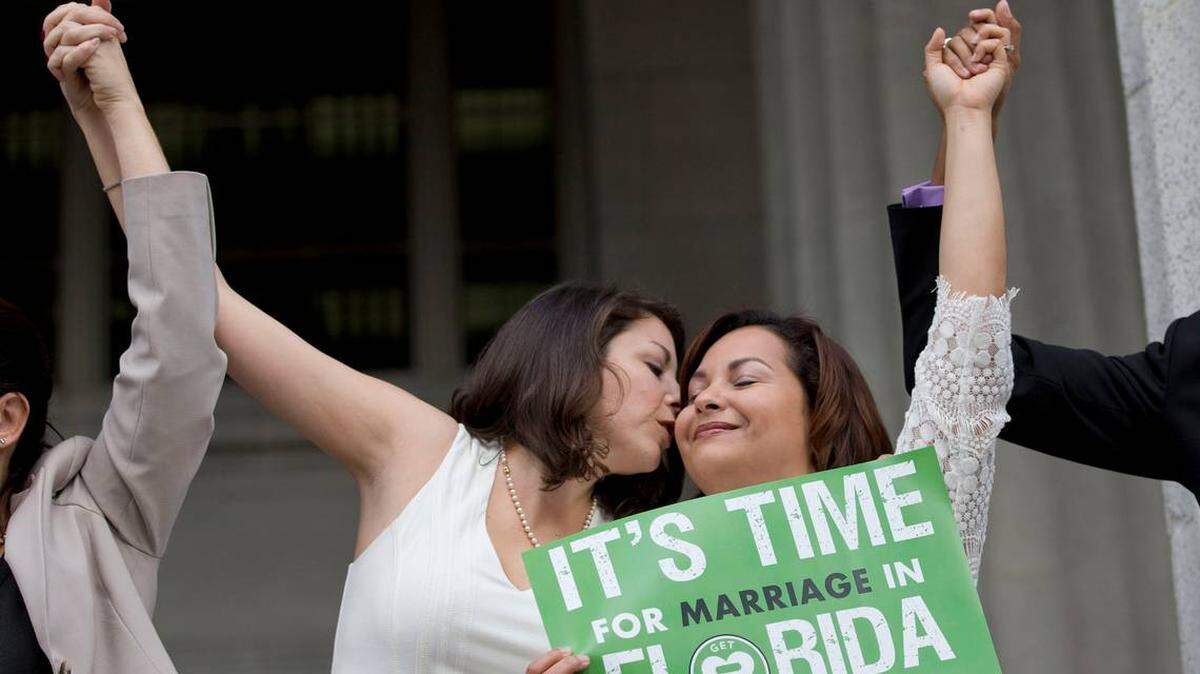 Catherina Pareto, a la izquierda, y su pareja, Karla Arguello, celebran en los escalones de la corte en Miami el 5 de enero de 2015 tras ganar el derecho a una licencia de matrimonio en Miami-Dade. Siete años después, algunos temen que puedan abolir el matrimonio gay.