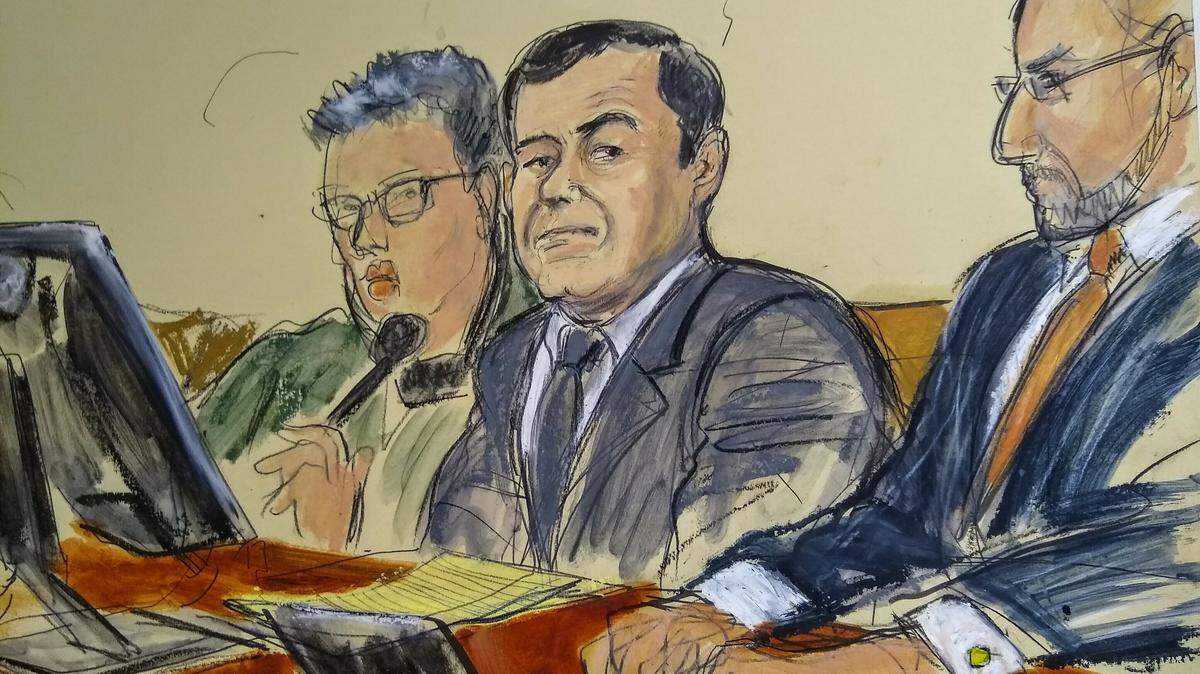 En el bosquejo de este tribunal, Joaquín “El Chapo” Guzmán, en el centro, escucha cómo un fiscal entrega los argumentos finales durante su juicio, el miércoles 30 de enero de 2019, en Nueva York. Guzmán fue retratado el miércoles en discusiones de cierre en su juicio en los Estados Unidos como un despiadado narcotraficante mexicano que también se volvió experto en evadir la captura y escapar de la prisión porque temía enfrentar a la justicia en territorio estadounidense. (Elizabeth Williams via AP)