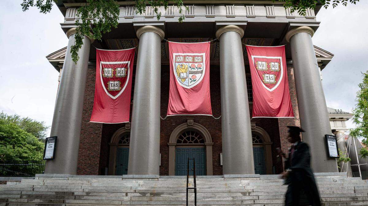 Esta foto, tomada el 24 de mayo de 2025, muestra una vista del campus de la Universidad de Harvard en Cambridge, Massachusetts, Estados Unidos. Un juez federal estadounidense emitió una orden judicial que impide a la administración Trump revocar el estatus legal de los estudiantes extranjeros que estudian y trabajan en el país.