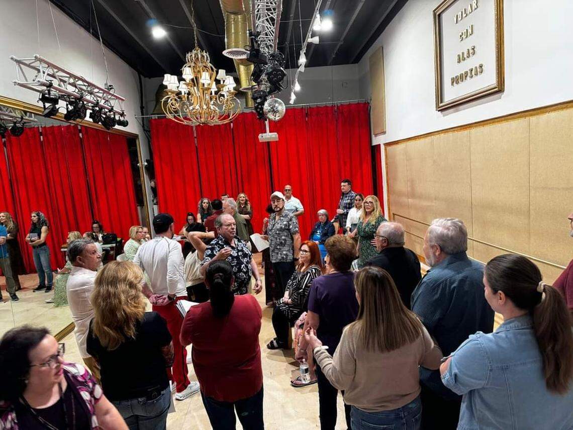 Foto del ensayo de 'La viuda alegre' en Independance Academy of the Arts con el director Manny Albelo y a la izquierda de la foto abajo, Tania Martí, directora de Martí Productions.