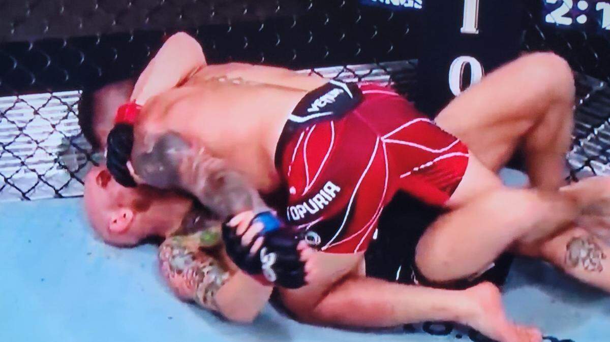 Ilia Topuria ha dado un tremendo salto en su búsqueda de una pelea por título mundial. El guerrero golpeó, ensangrentó y magulló al ultra duradero Josh Emmett durante la mayor parte de su combate a cinco asaltos 