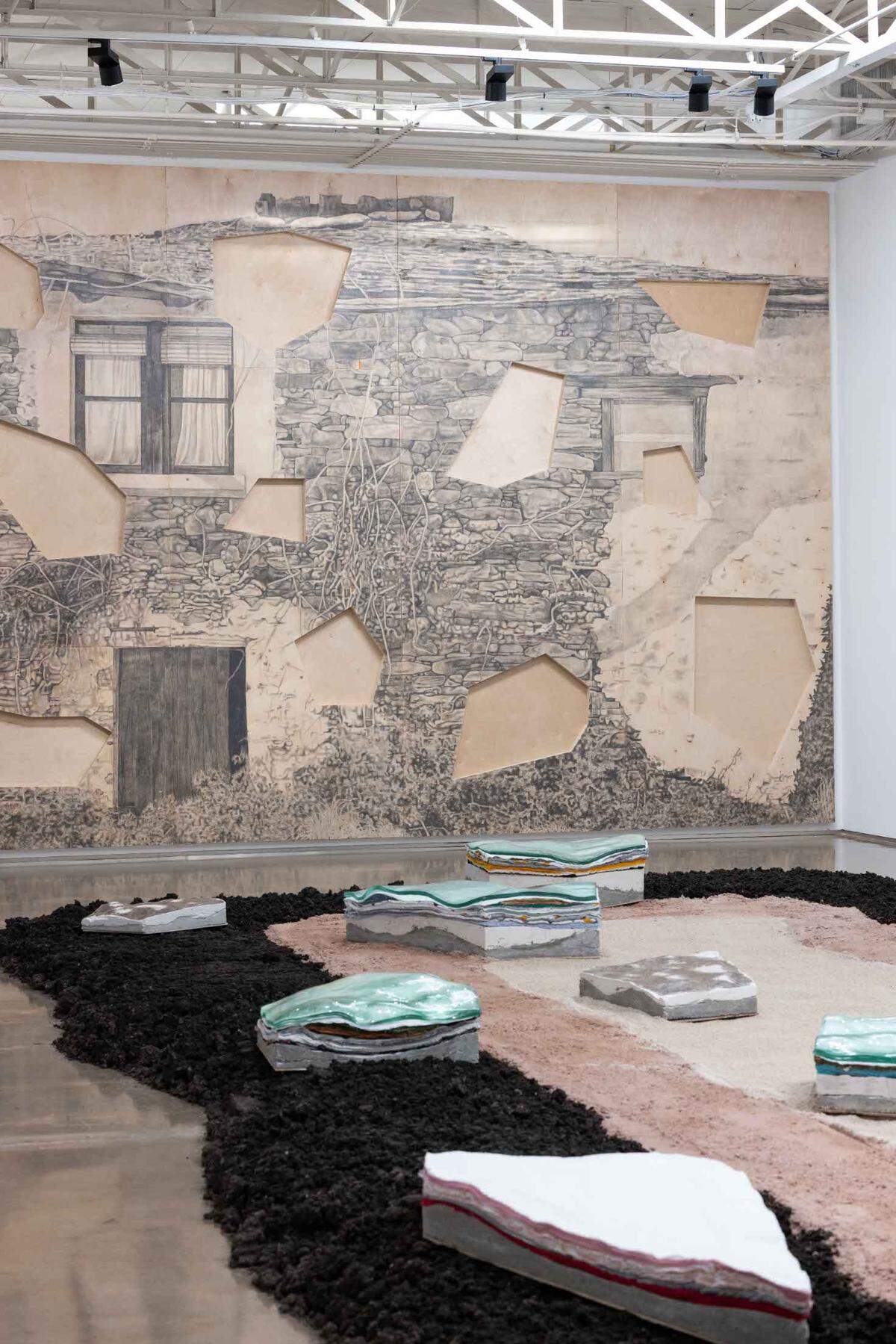 Curado por Laura de Socarraz-Novoa, la obra está inspirada en la historia personal de Amanda cuando descubre que su bisabuelo paterno había construido una casa en Asturias, Norte de España.