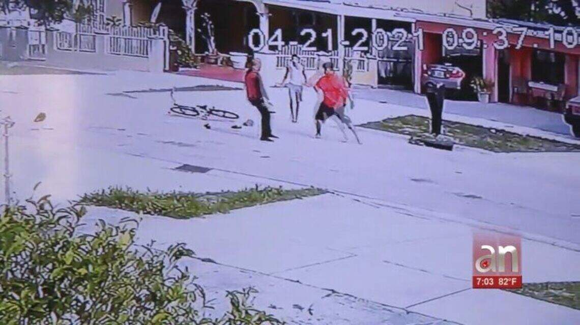 Dos adolescentes apuñalados en Hialeah tras robar mangos un vecino