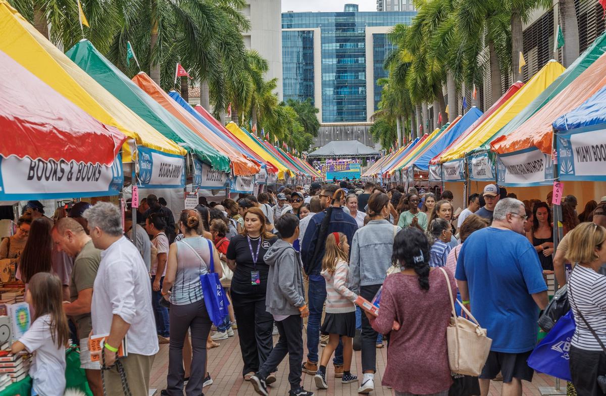 La famosa Feria al Aire Libre tendrá lugar en los predios de Recinto Wolfson del downtown de Miami. Los miles de visitantes podrán recorrer los kioscos destinados a la venta de libros de unos 250 editores y distribuidores.