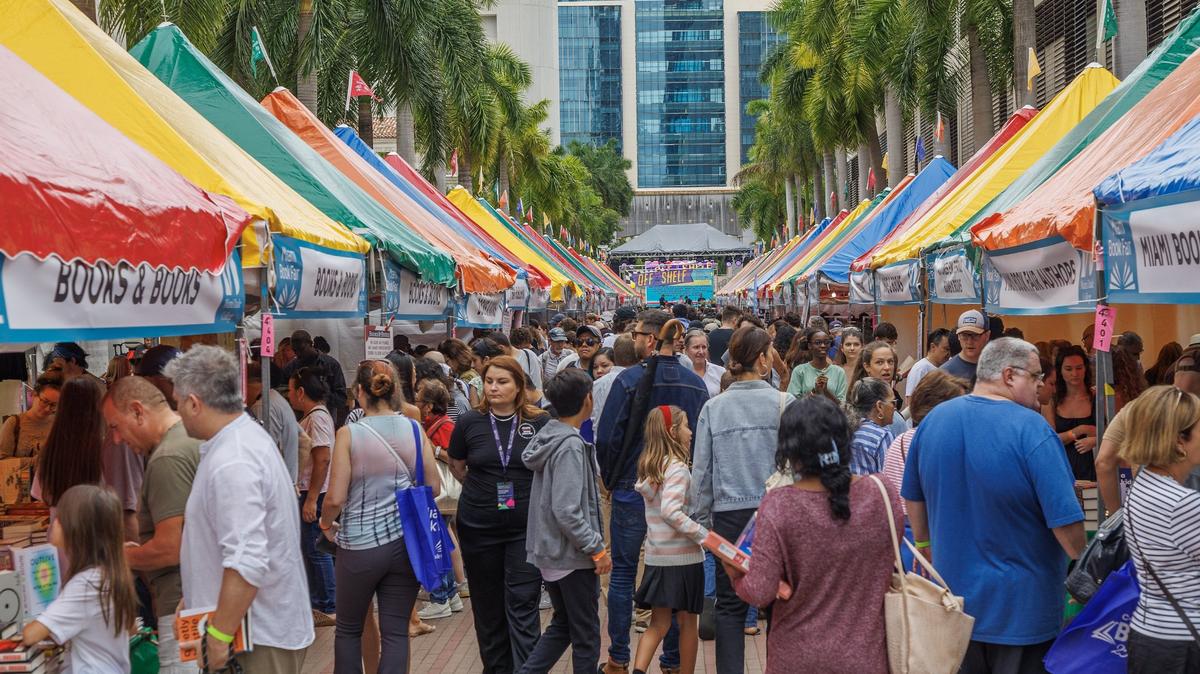 La famosa Feria al Aire Libre tendrá lugar en los predios de Recinto Wolfson del downtown de Miami. Los miles de visitantes podrán recorrer los kioscos destinados a la venta de libros de unos 250 editores y distribuidores.