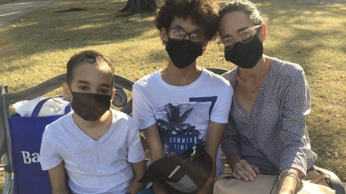 José Camilo compartiendo junto a su hermano y su mamá en La Habana.