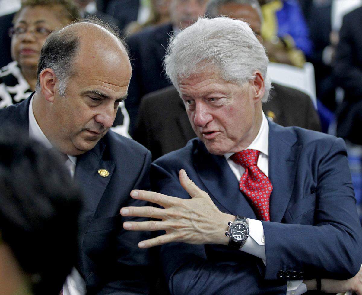El entonces embajador estadounidense Kenneth Merten (izquierda) y el ex presidente Bill Clinton conversan antes de la juramentación de Michel Martelly como 56vo presidente de Haití en el Parlamento de se país, el 14 de mayo de 2011, en Puerto Príncipe.
