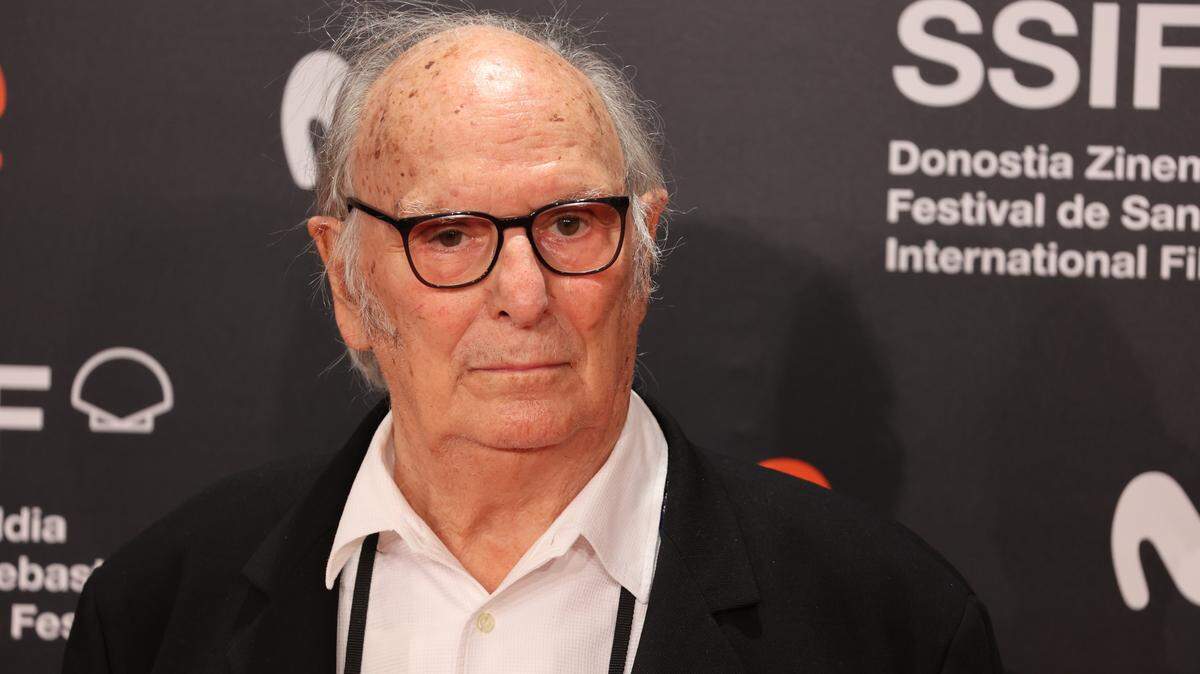 El cineasta Carlos Saura llega a la gala de apertura del Festival de San Sebastián 2021 en el Kursaal, a 17 de septiembre de 2021, San Sebastián, País Vasco, (España). Desde hoy y hasta el próximo sábado 25 de septiembre San Sebastián se viste de gala para acoger la 69ª edición del festival de cine español más conocido. Aunque este 2021 también está marcado por el coronavirus, razón por la que el aforo de las salas es limitado y no hay presencia de público en las alfombras rojas, esta edición contará con 33 filmes y 28 proyecciones más respecto del 2020, cuando estalló la pandemia. En esta gala se concederá el primer Premio Donostia de esta edición a la actriz Marion Cotillard. Raúl Terrel / Europa Press 17/9/2021