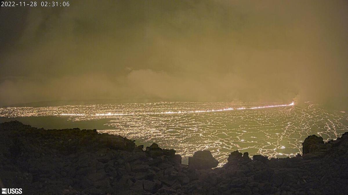 El volcán de Hawaii, Mauna Loa, el más grande del mundo, hace erupción por primera vez en más de casi 40 años. Observatorio de Volcanes de Hawaii del USGS. Lunes, 28 de noviembre de 2022.