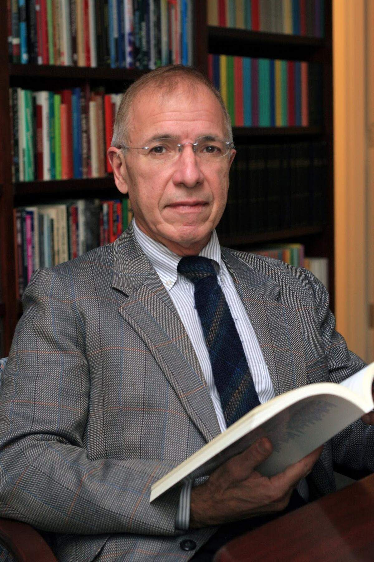 El sociólogo y académico Alejandro Portes presenta su libro The Global Edge: Miami in the XXI Century el viernes en Books and Books.