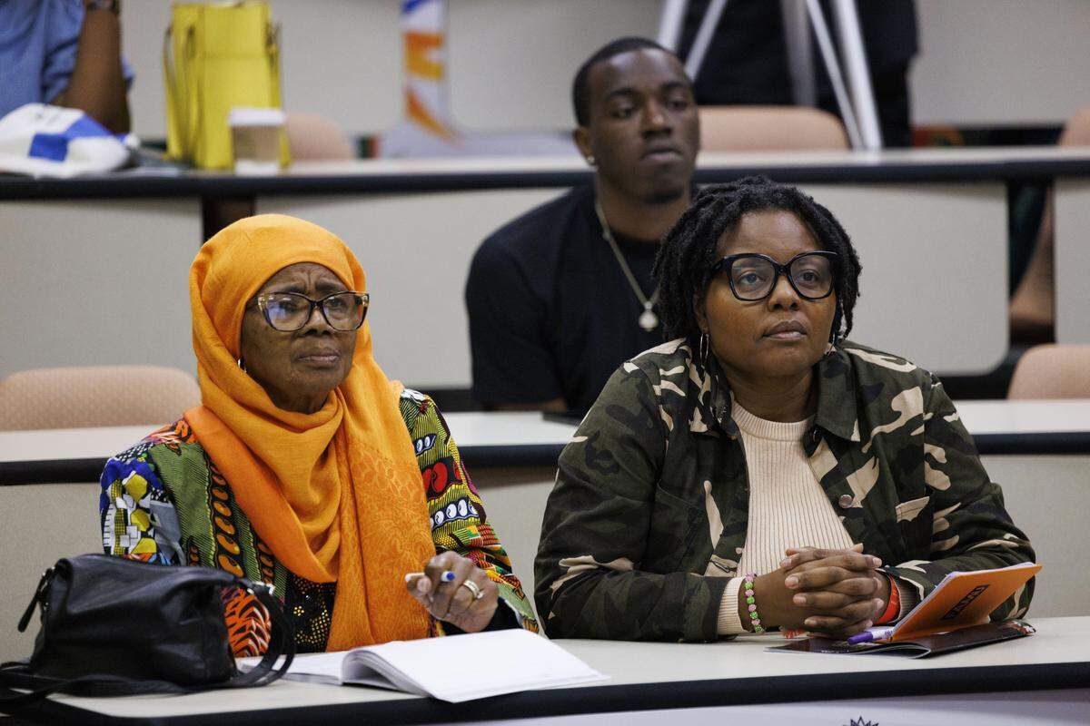 La Dra. Patricia Salahuddin, (izq) y la Dra. Valencia Copeland, quien fue alumna de secundaria de Salahuddin, escuchan a la Dra. Alexia Rolle dar una presentación sobre ‘Caminos alternativos hacia el éxito’ durante la Cumbre Empresarial Teach to Fish, el martes 14 de octubre de 2025, en el Centro de Conferencias Kovens en North Miami Beach, Florida.