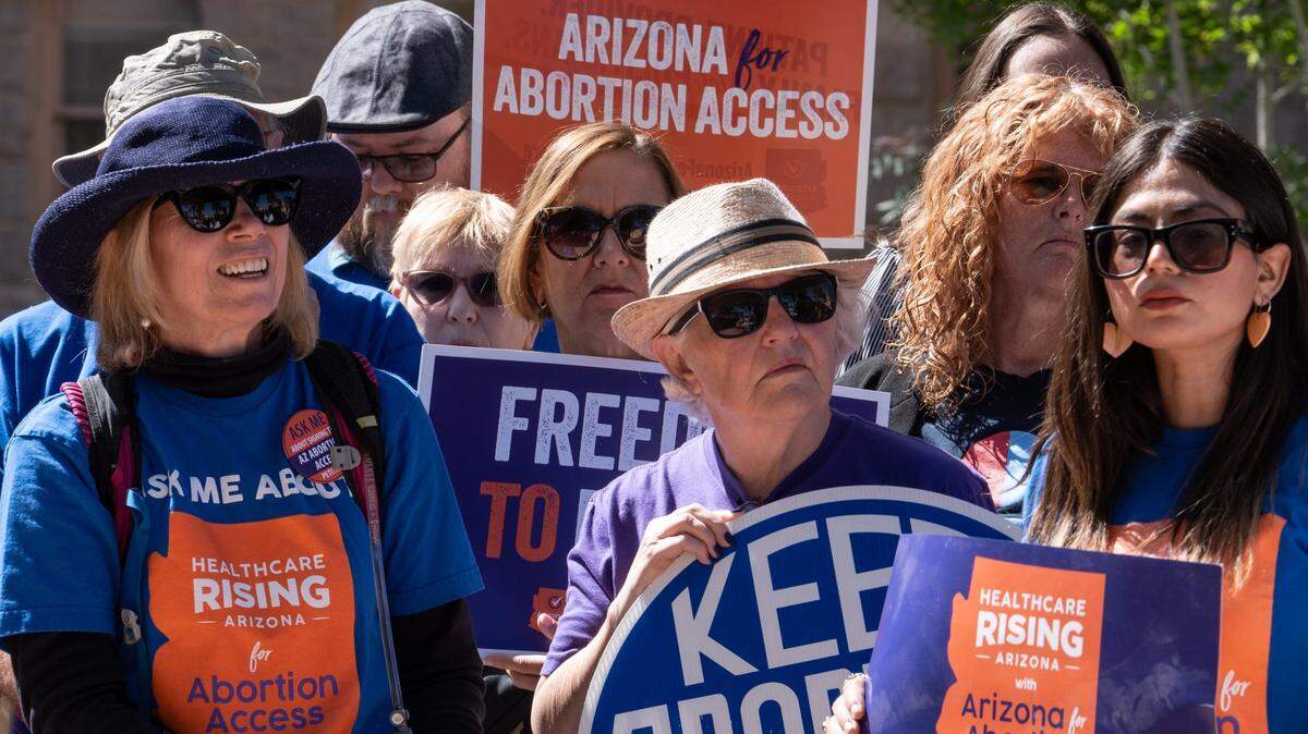 Activistas a favor del derecho al aborto forman parte de una protesta frente a la Corte Suprema de Arizona, en Phoenix, el martes 9 de abril de 2024.