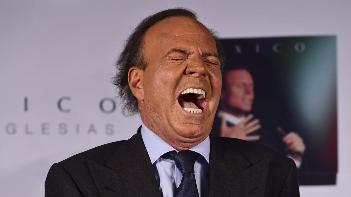 El cantante español Julio Iglesias gesticula durante una conferencia de prensa en Ciudad de México, el 23 de septiembre de 2015.
