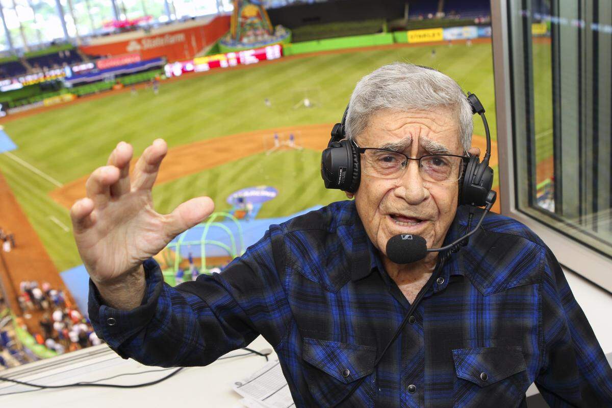 Felo Ramírez, la “Voz de los Marlins” en español, se prepara antes del inicio del partido entre los Marlins de Miami contra los Cachorros de Chicago en el Marlins Park de la Pequeña Habana, el viernes 24 de junio de 2016.