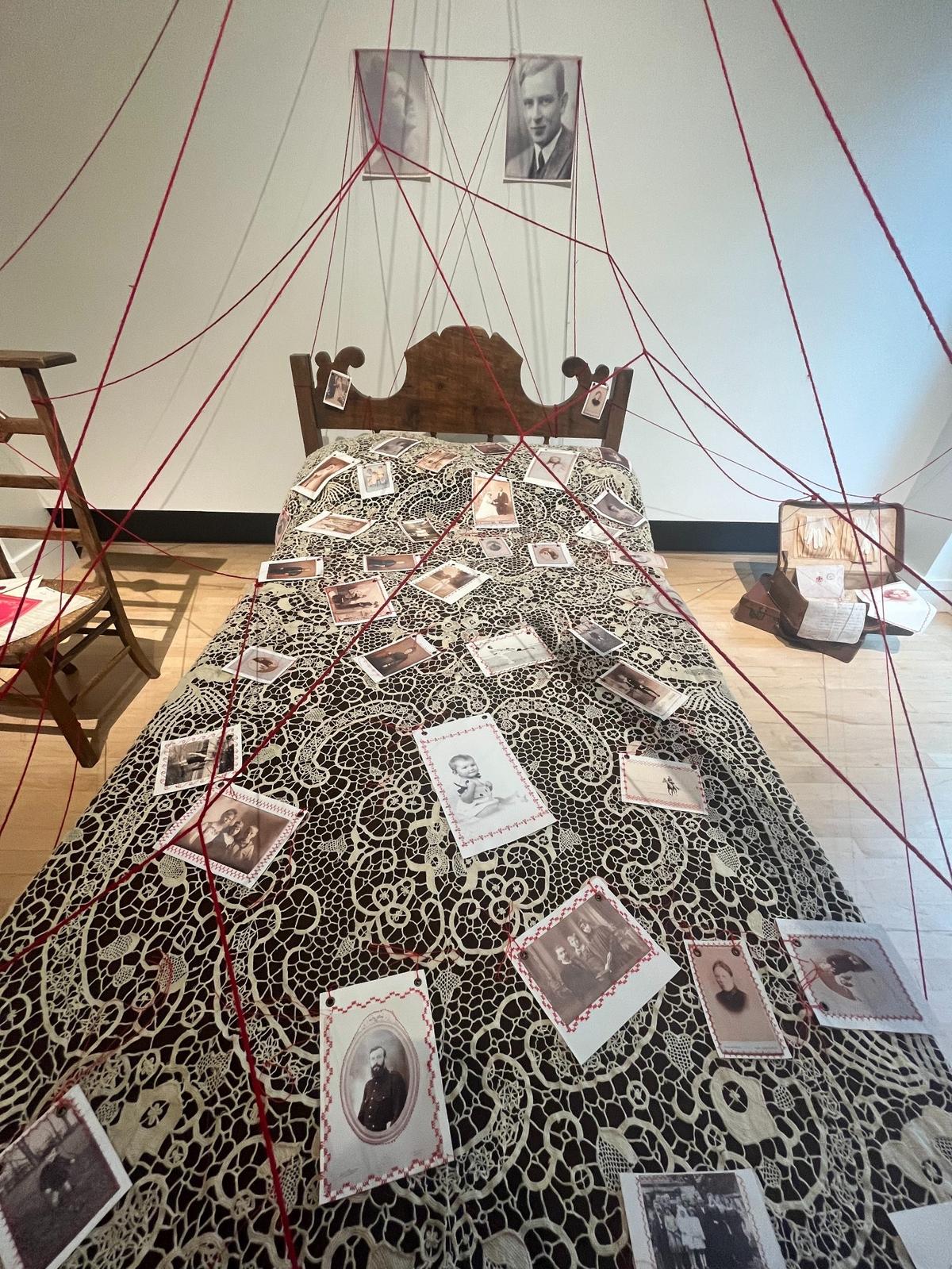‘Inherited Ties’, 2025, de Marine Fonteyne. Instalación ‘in situ’, medios mixtos. Dimensiones variables.
