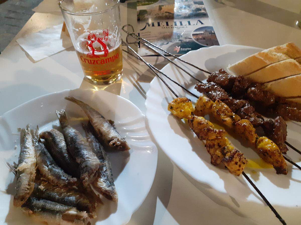 Pinchos morunos y boquerones en el Bar Sevilla.