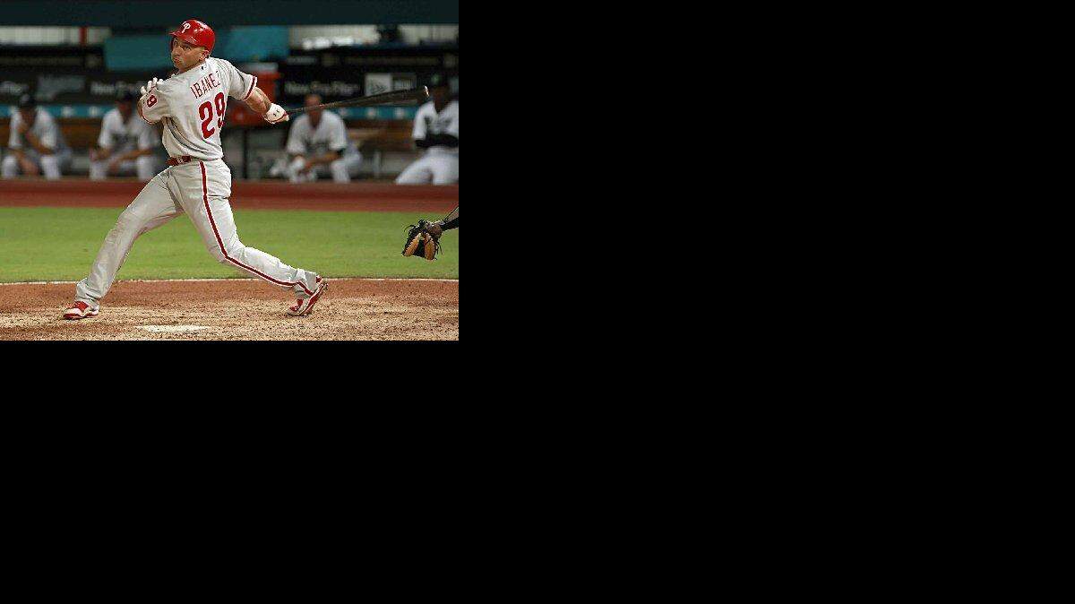 RAUL IBAÑEZ batea durante el choque del miércoles de la serie contra los Marlins.