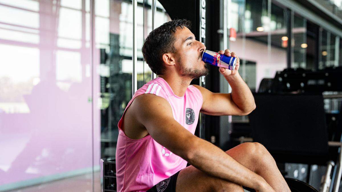 El central del Inter Miami Gonzalo Luján bebe un lata de Red Bulls tras el entrenamiento el 6 de marzo de 2025, en las instalaciones del club en Fort  Lauderdale