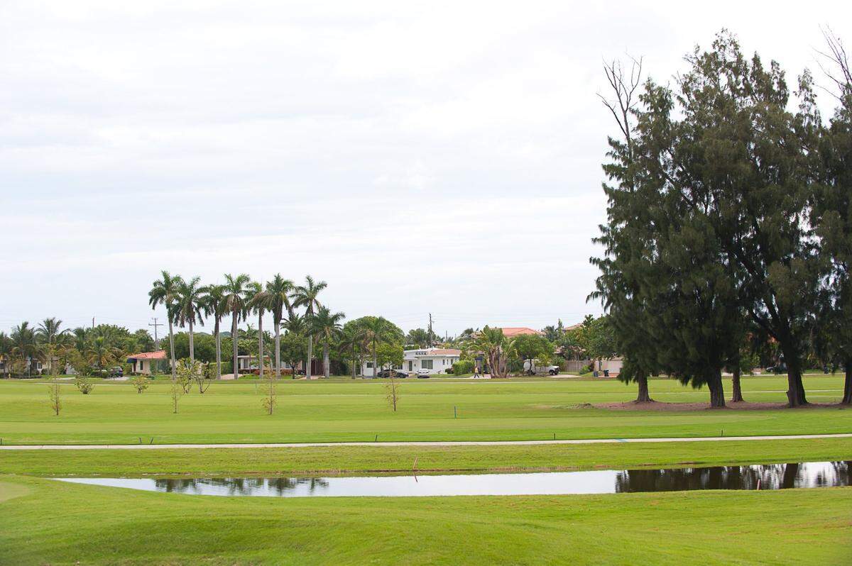 Normandy Shores Golf Club, campo de golf histórico ubicado en una isla privada que fue renovado completamente en 2008.