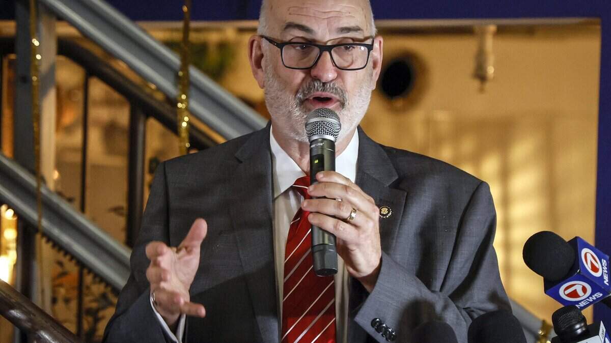 El entonces candidato a la alcaldía de la ciudad de Miami, Emilio González, reconoce su derrota ante Eileen Higgins en la contienda por la alcaldía en el Meraki Greek Bistro en Miami, el 9 de diciembre de 2025.. 