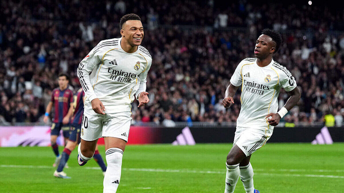 El astro del Real Madrid Kylian Mbappé (izq.) celebra  tras anotar un gol ante Levante, en el partido de la liga española efectuado el 17 de enero de 2026 en Madrid.