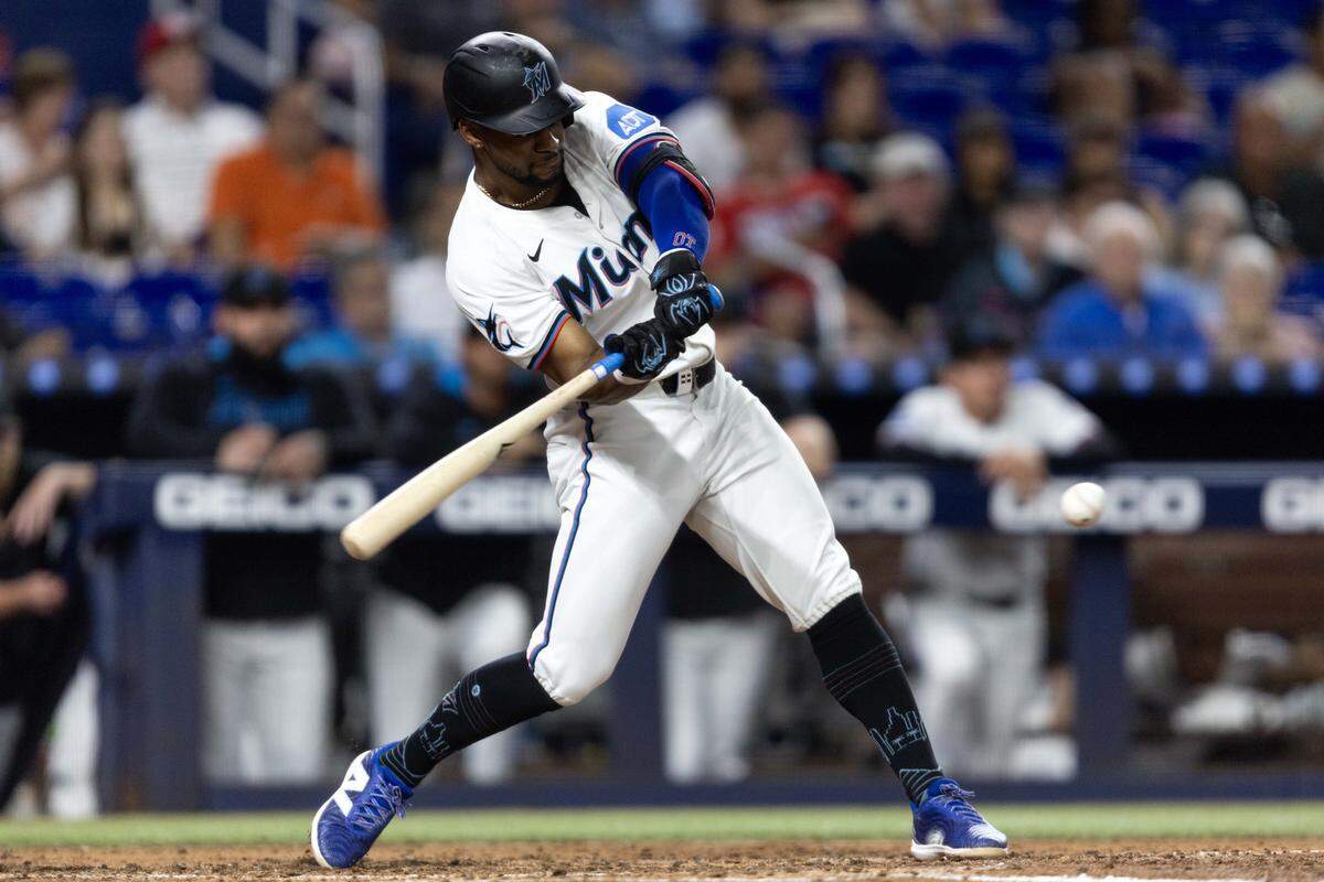 El torpedero de los Marlins Otto López batea en el tercer inning del partido ante los Cardenales de San Luis, celebrado el 18 de agosto de 2025 en Miami.