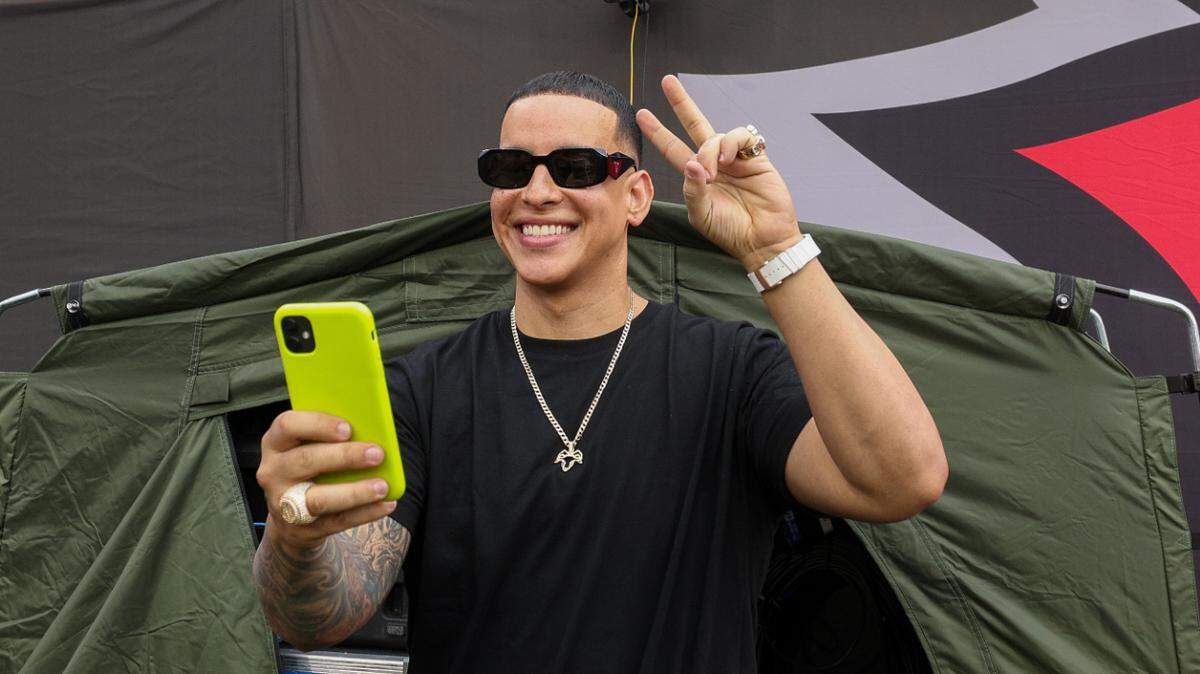 El artista Daddy Yankee se toma fotos con fanáticos antes de un juego entre los Carolina Panthers y los Tampa Bay Buccaneers en el Raymond James Stadium el 1 de enero de 2023; Tampa, Florida.