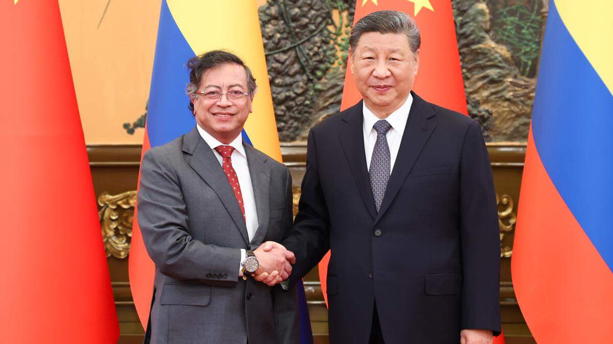 El presidente chino, Xi Jinping, se reúne con el presidente colombiano, Gustavo Petro, quien se encuentra en capital de China, el 14 de mayo del 2025. Foto de archivo